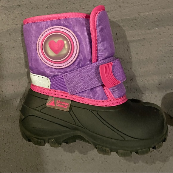 Light up winter boot for a toddler - Picture 2 of 5